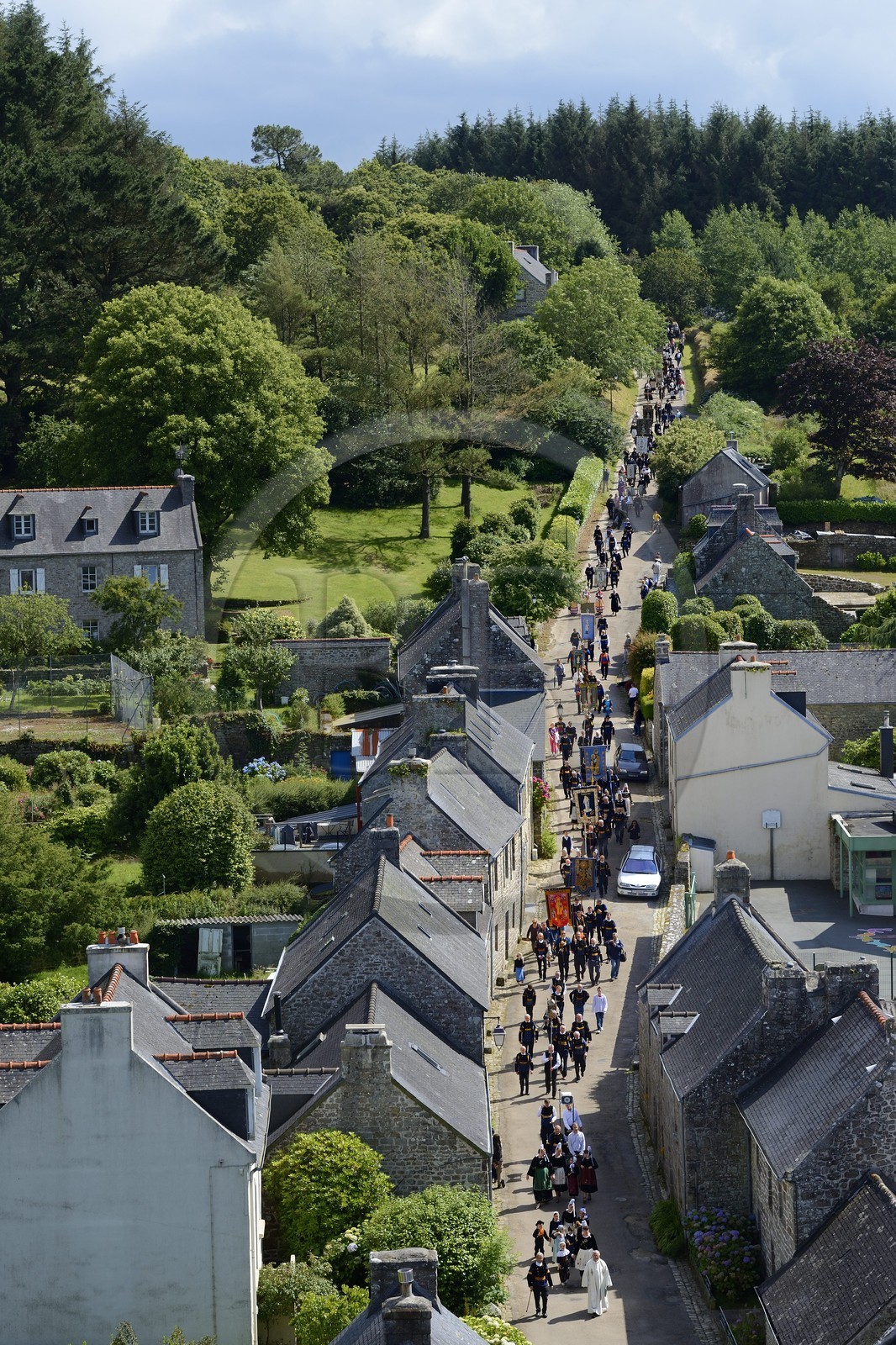 France, Finistère (29), Locronan, labellisé Les Plus Beaux Villages de France, retour de la procession de la petite Troménie à l'église Saint-Ronan par la rue Saint Maurice