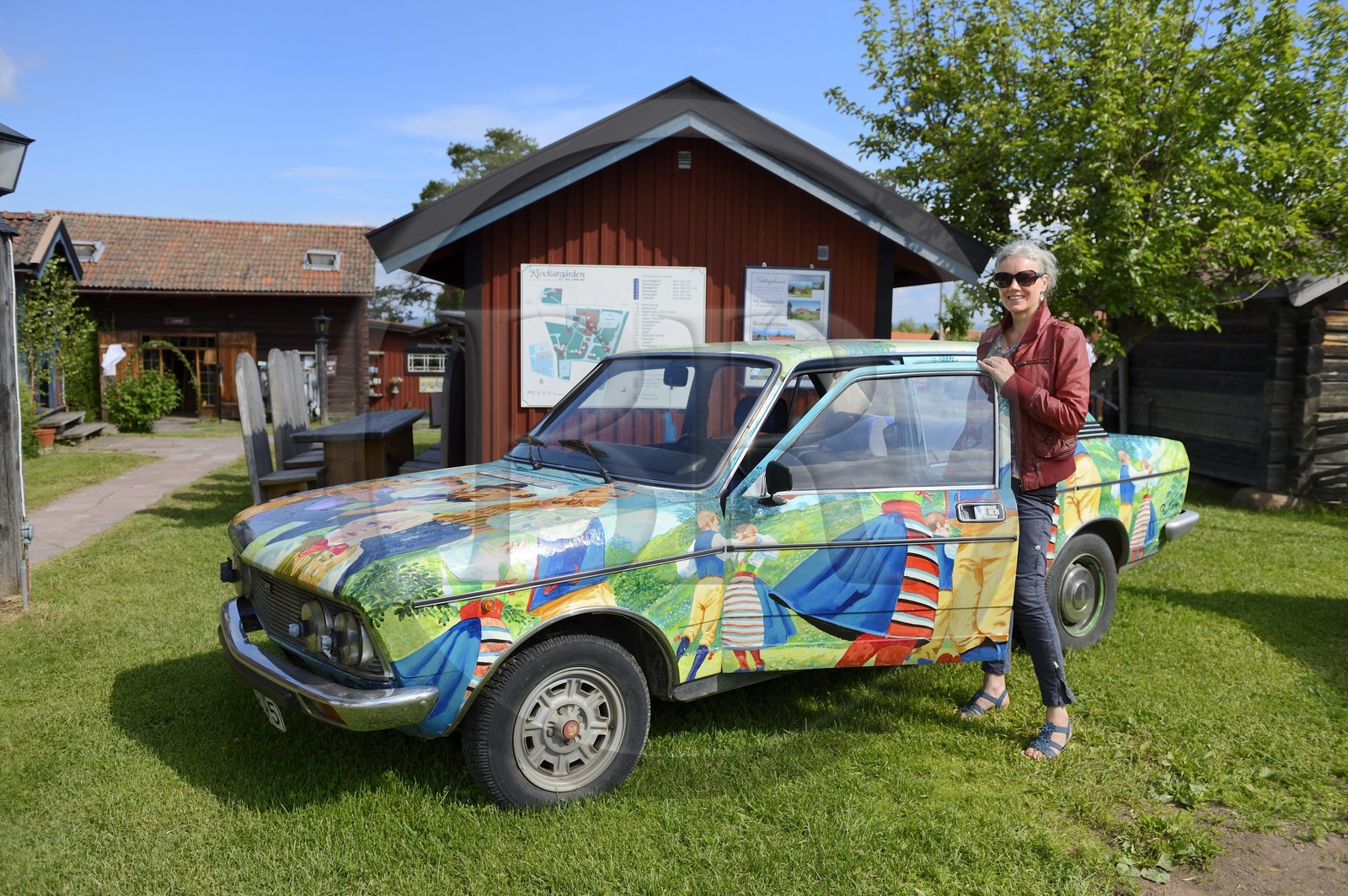 Suède, comté de Dalécarlie, région de Leksand, Tällberg, voiture repeinte aux couleurs des costumes folkloriques