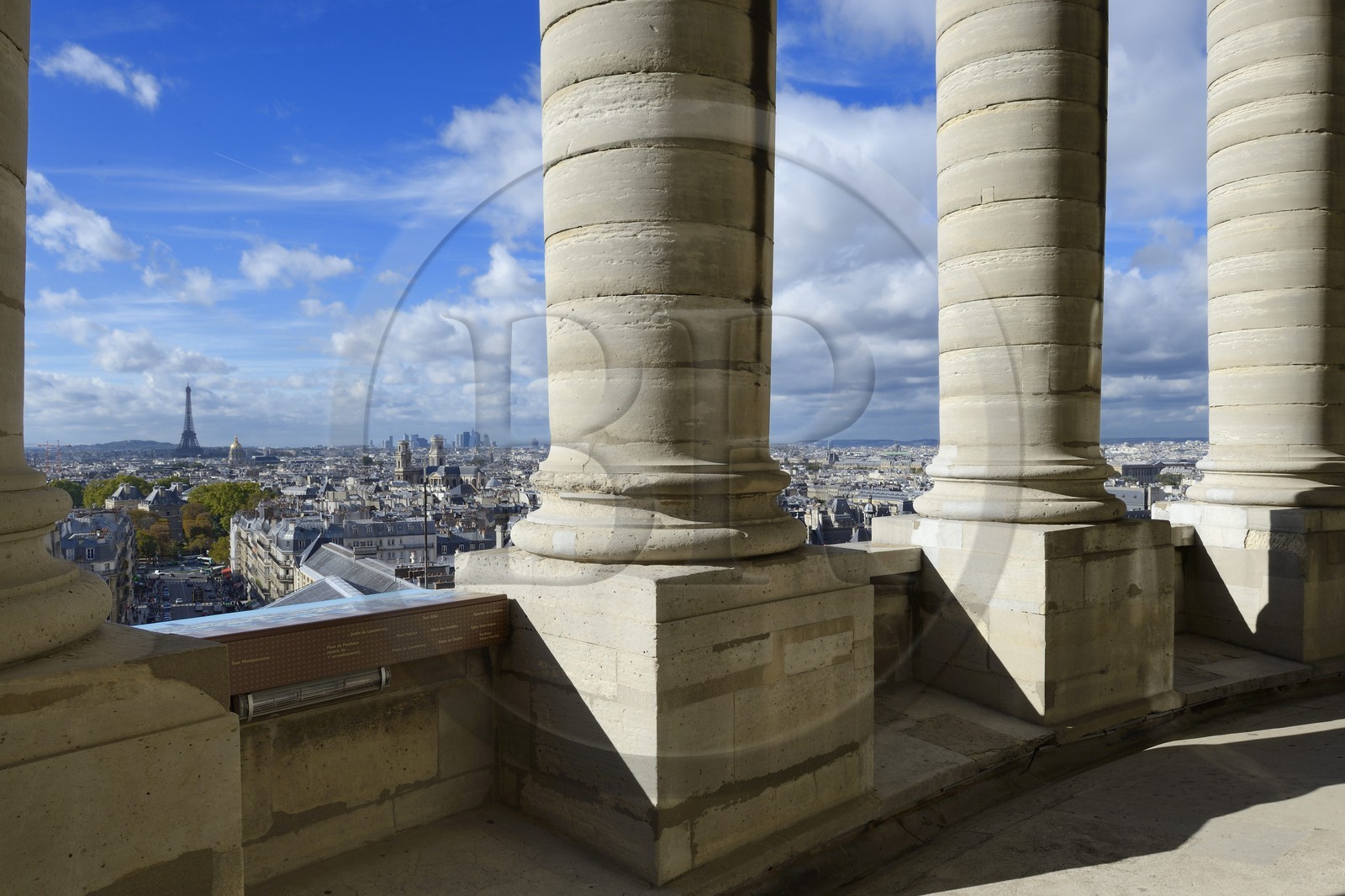 France, Paris (75), le Panthéon, colonnade extérieure à la base du dôme (Tour-lanterne) offrant un large panorama sur la ville, l'église Saint-Sulpice et la Tour Eiffel en arrière plan