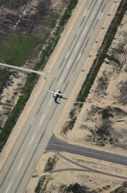 Suède, Västernorrlands, avion décollant de la piste de l'aéroport d'Örnsköldsvik (vue aérienne)