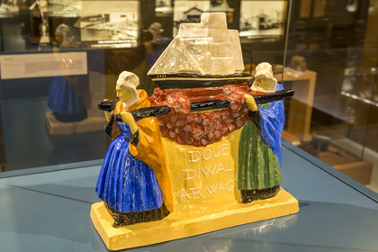 France, Morbihan (56), Port-Louis, la citadelle de Port-Louis, musée national de la Marine, partie consacrée au sauvetage en mer SNSM, groupe de porteuses d'ex-voto de Mathurin Méheut, faience vers 1930