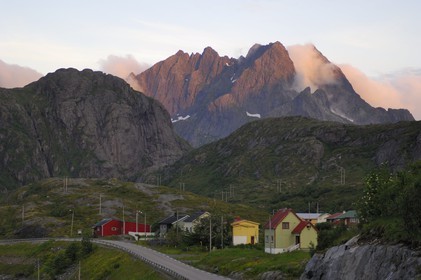Norvège, Nordland, Iles Lofoten, Ile de Moskenes, les montanges sous le soleil de minuit