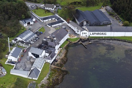 Royaume-Uni, Ecosse, Hébrides intérieures, Ile de Islay, Port Ellen, distillerie de whisky Laphroaig (vue aérienne)