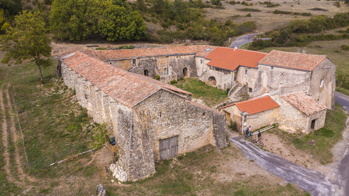 France, Aveyron (12), parc naturel régional des Grands-Causses, cyclistes effectuant l'itinéraire cyclo touristique Brebis'Cyclette en Pays de Roquefort, Ferme de Mascourbe qui appartenait à la commanderie des Hospitaliers de Saint-Jean de Jérusalem (vue aérienne)