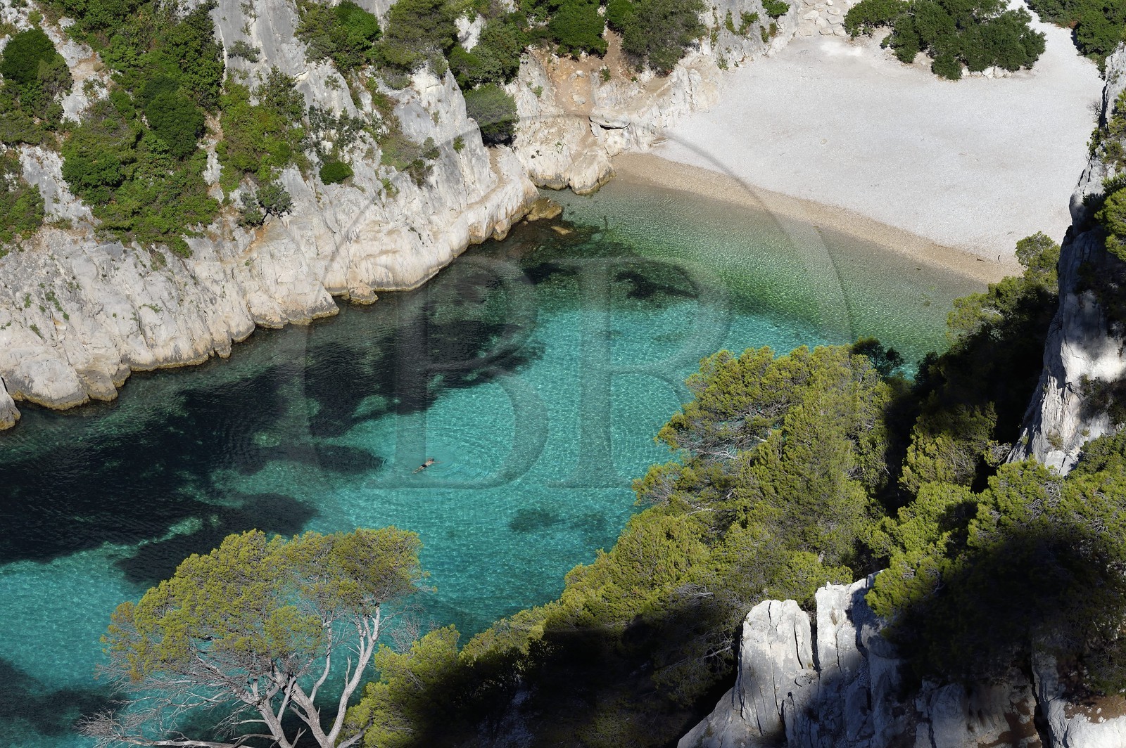 France, Bouches-du-Rhône (13), Marseille, Parc national des Calanques, Calanque d'En-Vau et sa plage (demande d'autorisation nécessaire avant publication) France, Bouches-du-Rhône (13), Marseille, Parc national des Calanques, Calanque d'En-Vau et sa plage (demande d'autorisation nécessaire avant publication)