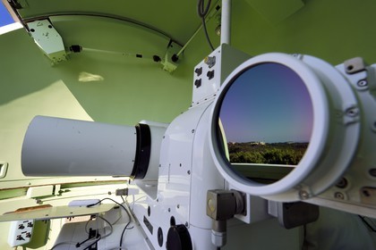 France, Var (83), Iles d'Hyères, Parc national de Port Cros, Ile du Levant, zone militaire, poste optique de la Verette, tourelle optronique sous une coupole du centre DGA Essais de missiles