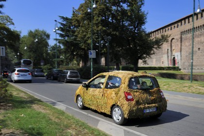 Italie, Lombardie, Milan, voiture végétalisée (Renault Twingo)