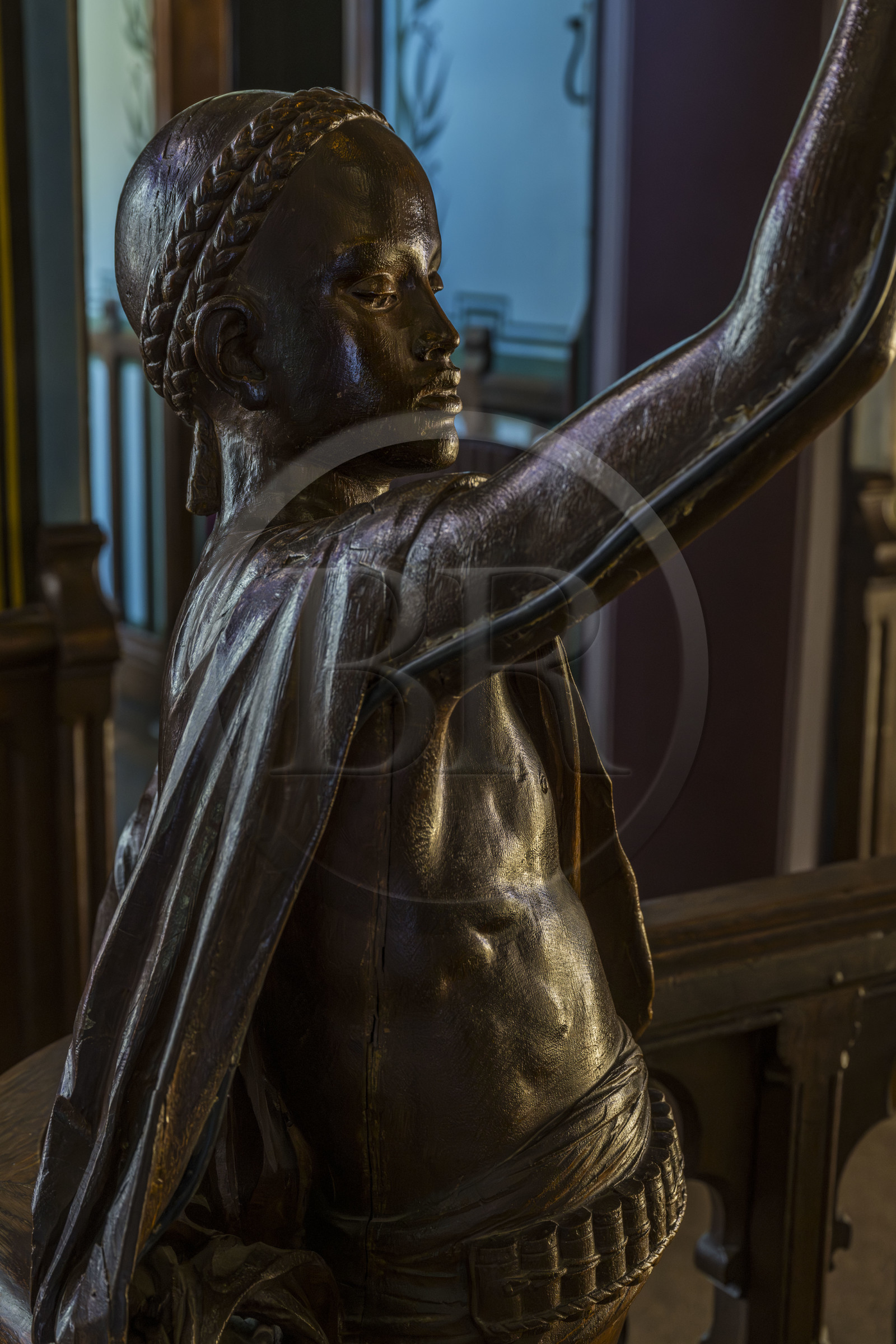 France, Pyrénées-Atlantiques (64), la côte du Pays-Basque, Hendaye, chateau d'Abbadia construit en 1870 par Eugène Viollet-le-Duc pour Antoine d'Abbadie d'Arrast, le grand escalier, statue porte-torchère représentant Abdullah ancien esclave ethiopien affranchi et mort sous la commune de Paris