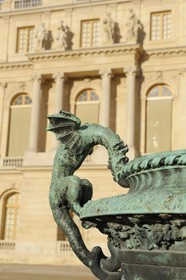 France, Yvelines (78), château de Versailles, classé Patrimoine Mondial de l'UNESCO, un des vases en bronze entourant le château