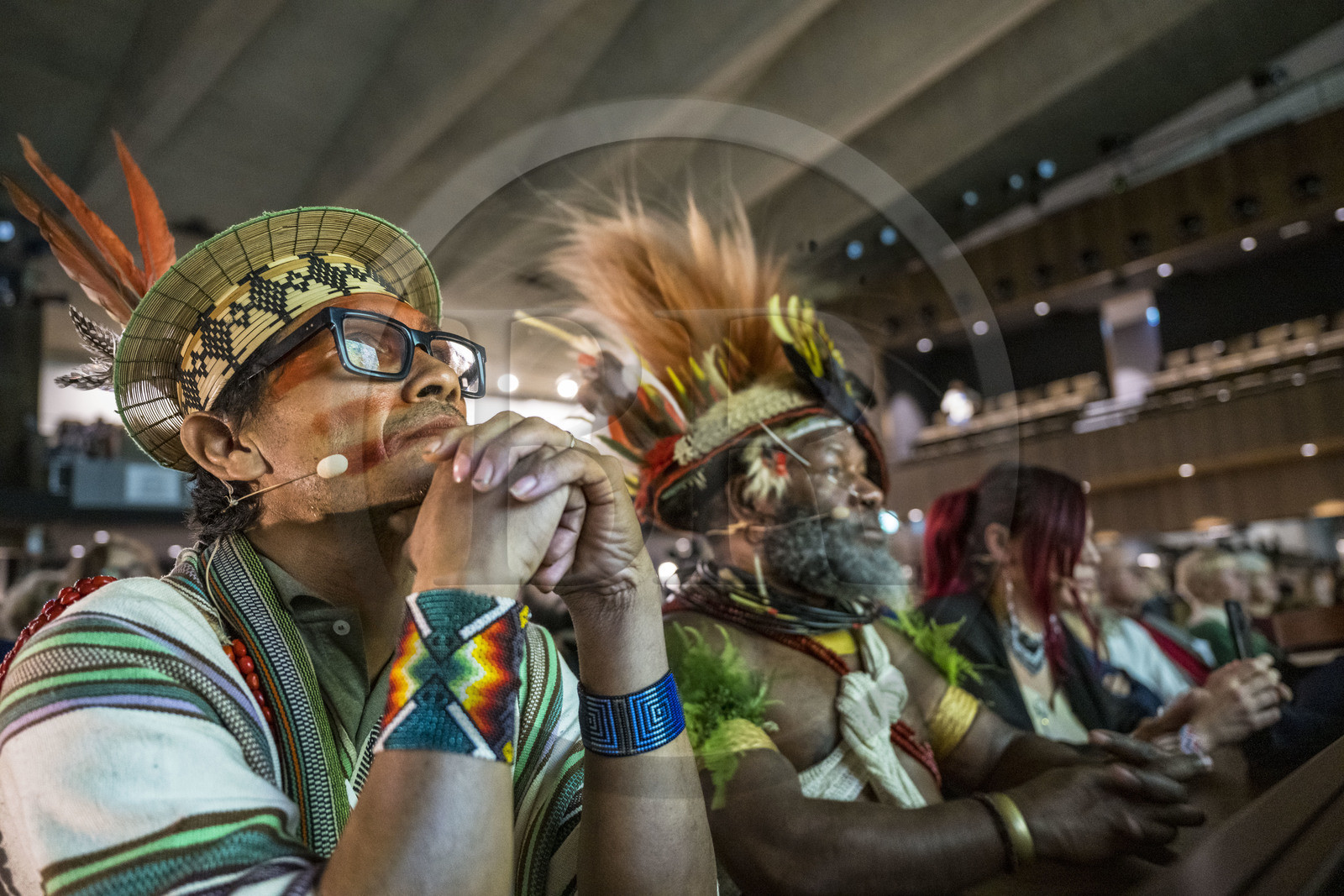 France, Paris (75), siège de l'UNESCO, conférence à l'Université de la Terre du 25 novembre 2022, le leader amazonien du peuple Ashaninka au Brésil Benki Piyako et le chef Papou Mundiya Kepanga