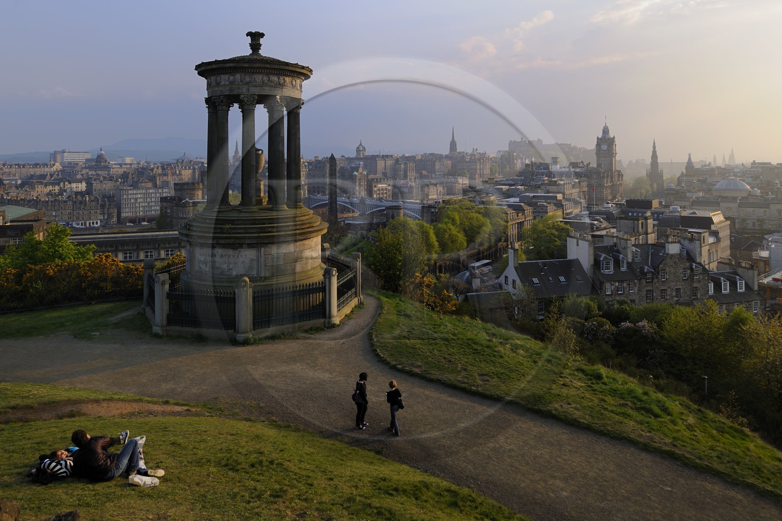 Royaume-Uni, Ecosse, Edimbourg, vue de Calton Hill avec le monument de Stewart sur la vieille ville