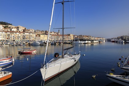 France, Herault, Sete, the St. Louis decanal church overlooking the canal Royal (Royal Canal) seen from the jetty St. Louis (Mole St. Louis)