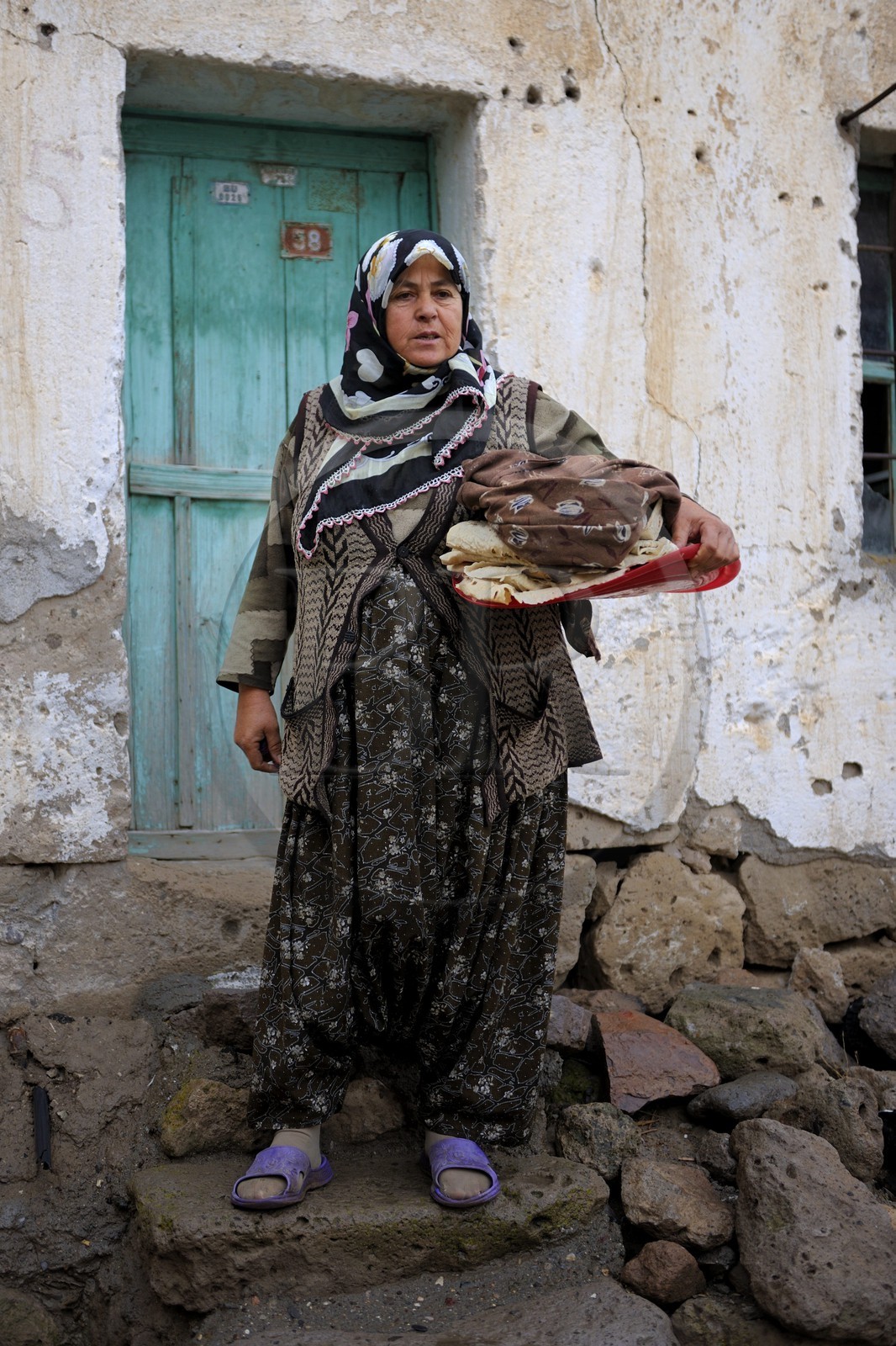 Turquie, Anatolie Centrale, province de Aksaray, Cappadoce, village de Dermici (Un village anatolien : Récit d'un instituteur paysan (Terre humaine) de Mahmut Makal), femme portant du pain