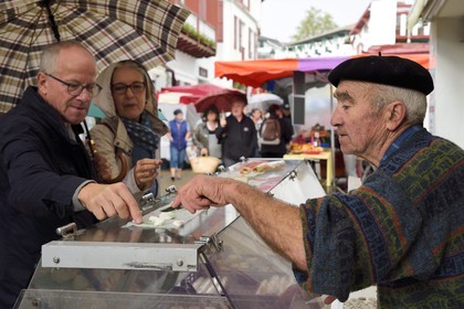 France, Pyrénées-Atlantiques (64), Pays-Basque, Cambo-les-Bains, jour de marché, monsieur Indart venant de Macaye qui vend ses fromages de chèvre sur le marché