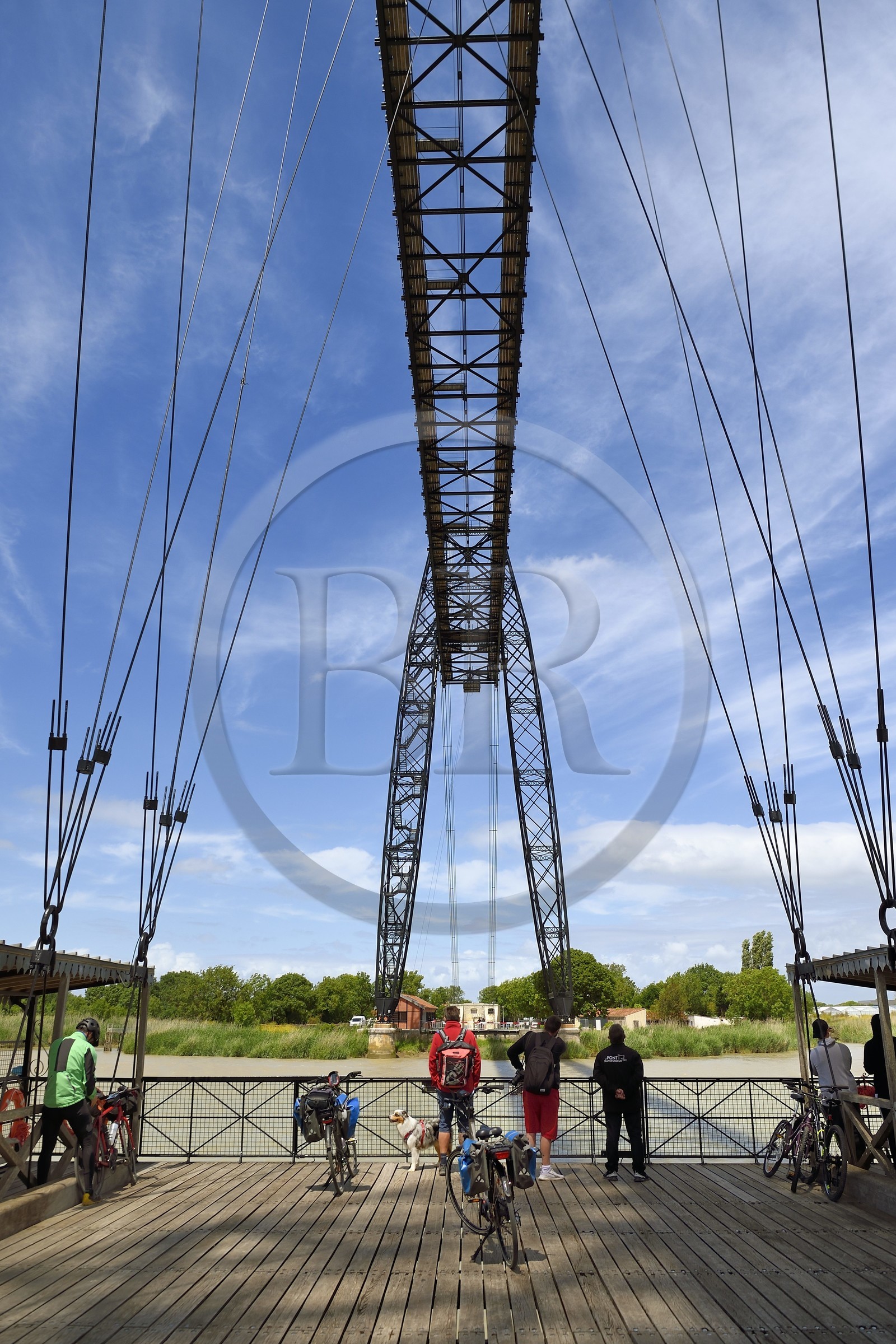 France, Charente-Maritime (17), Rochefort, le pont transbordeur de Rochefort (ou Martrou) construit par Ferdinand Arnodin en 1900, cycliste faisant la véloroute La Flow Vélo à bord de la nacelle en translation au dessus du fleuve Charente