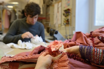 France, Paris (75), Opéra Garnier, les ateliers du costume, les ateliers flous, confection d'une robe