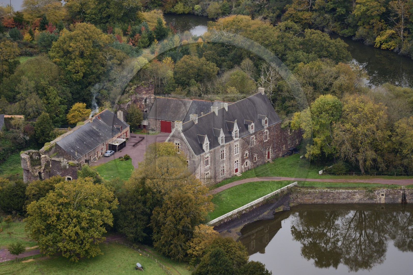France, Morbihan (56), forêt de Brocéliande, Concoret, le château de Comper qui abrite les expositions du Centre de l'imaginaire arthurien (vue aérienne)