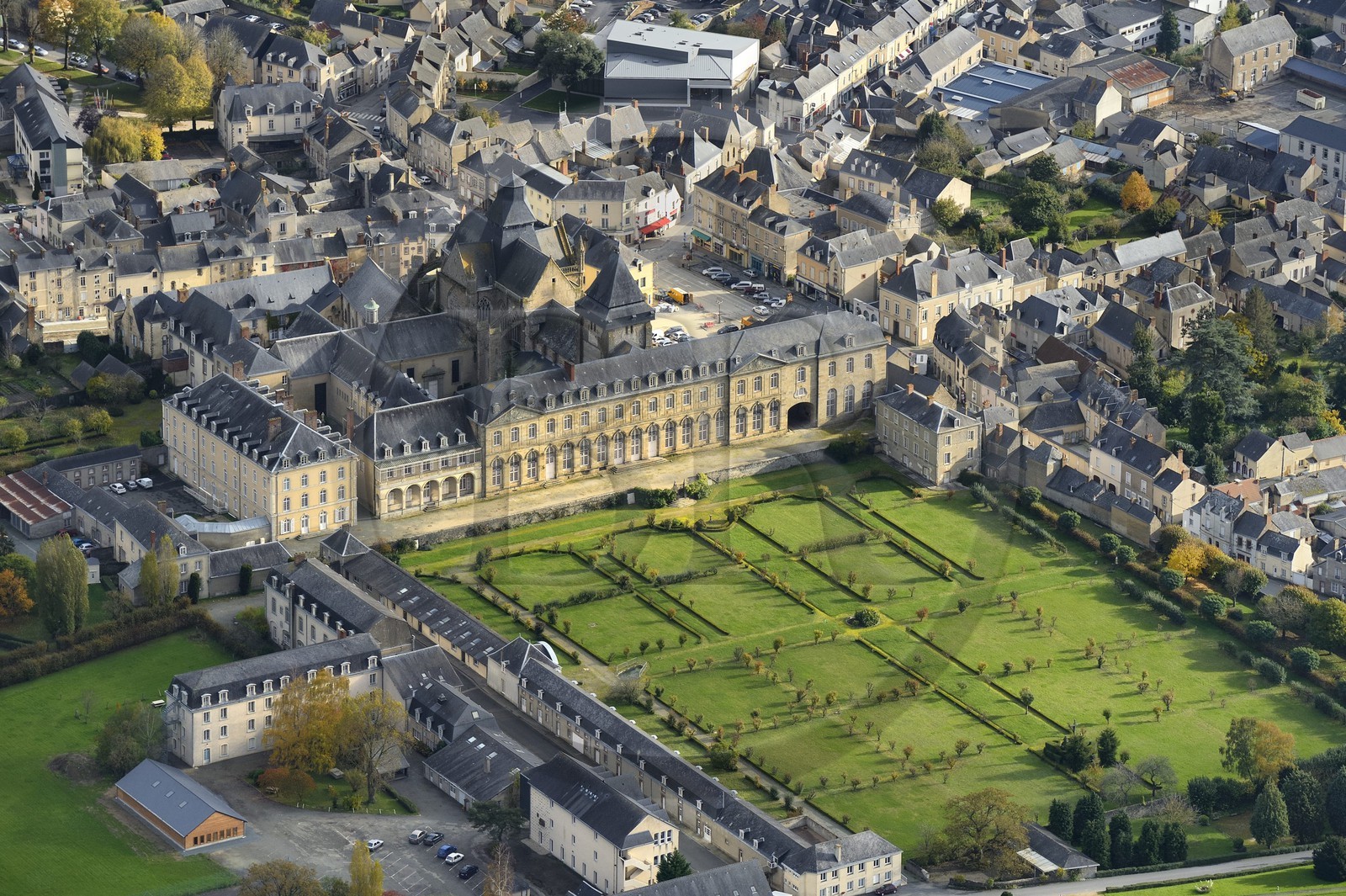 France, Mayenne (53), Evron, Abbaye Notre-Dame d'Evron, abbaye bénédictine du XVIIIème siècle (vue aérienne)