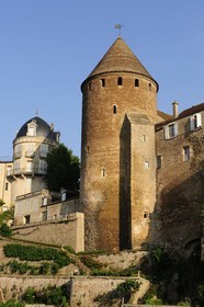 France, Côte d'Or (21), Semur-en-Auxois, la Tour Margot dominant les bords de la rivière l'Armançon