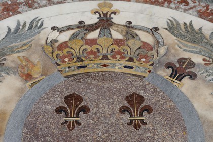 France, Yvelines (78), château de Versailles, classé Patrimoine Mondial de l'UNESCO, la Chapelle Royale, détail du sol en marbre, couronne et fleur de lys