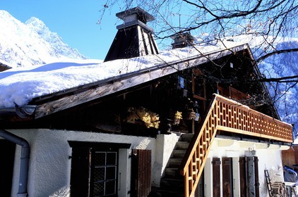 France, Haute-Savoie (74), vallée de Chamonix, chalet du village d'Argentière