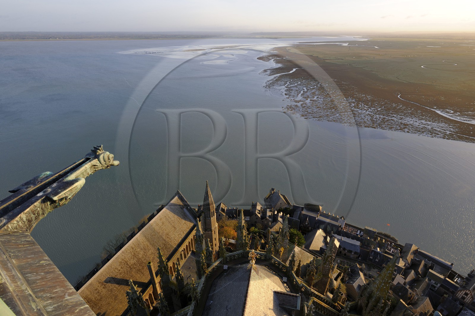 France, Manche (50), Mont-Saint-Michel, classé Patrimoine Mondial de l'UNESCO, chevet et la baie vus depuis la flèche à l'aube