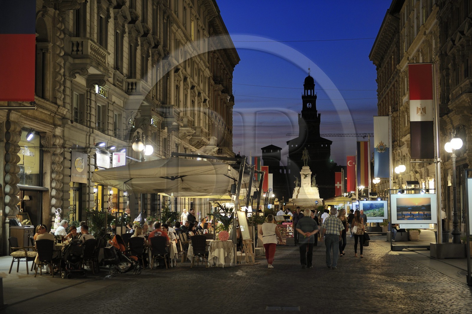 Italie, Lombardie, Milan, la via Dante qui mène au Castello Sforzesco (château des Sforza)