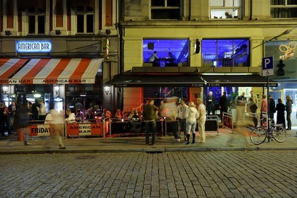 Norway, Oslo, bars and restaurants in Karl Johans Gate, one of the major shopping street of the town