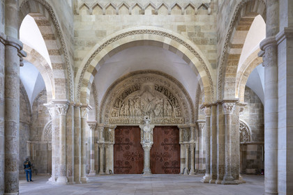 France, Yonne (89), parc naturel régional du Morvan, Vézelay, classé au Patrimoine Mondial de l'UNESCO, labellisé Les Plus Beaux Villages de France, point de départ de l'une des principales voies de pèlerinage de Saint-Jacques-de-Compostelle, la basilique Sainte-Marie-Madeleine, tympan du portail central du narthex, chef d’oeuvre de l’art roman