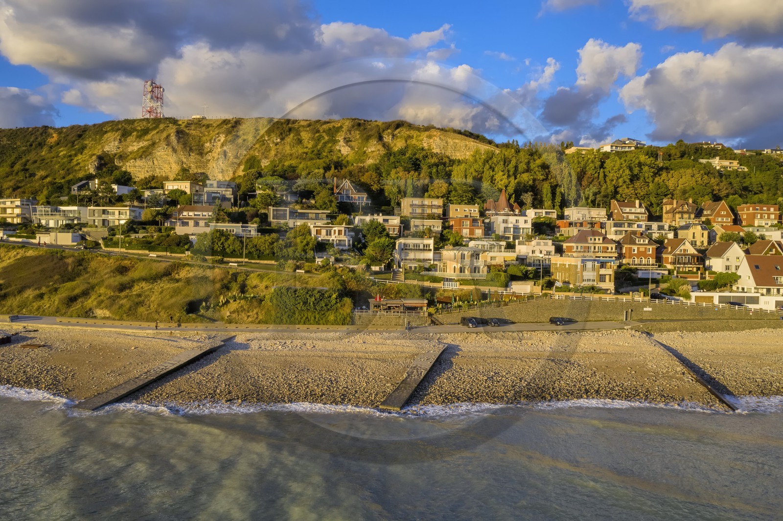 France, Seine-Maritime (76), la commune de Sainte-Adresse prolonge par la côte Le Havre, lieu dit et café Le Bout du Monde vers cap de la Hève (vue aérienne)
