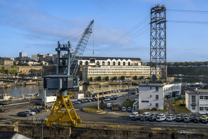 France, Finistère (29), Brest, l'arsenal, le port militaire est une base navale de la Marine nationale, le téléphérique urbain de Brest (ligne C du réseau Bibus) entre les deux rives de la Penfeld, relie les quartiers de Siam et des Capucins (à gauche)
