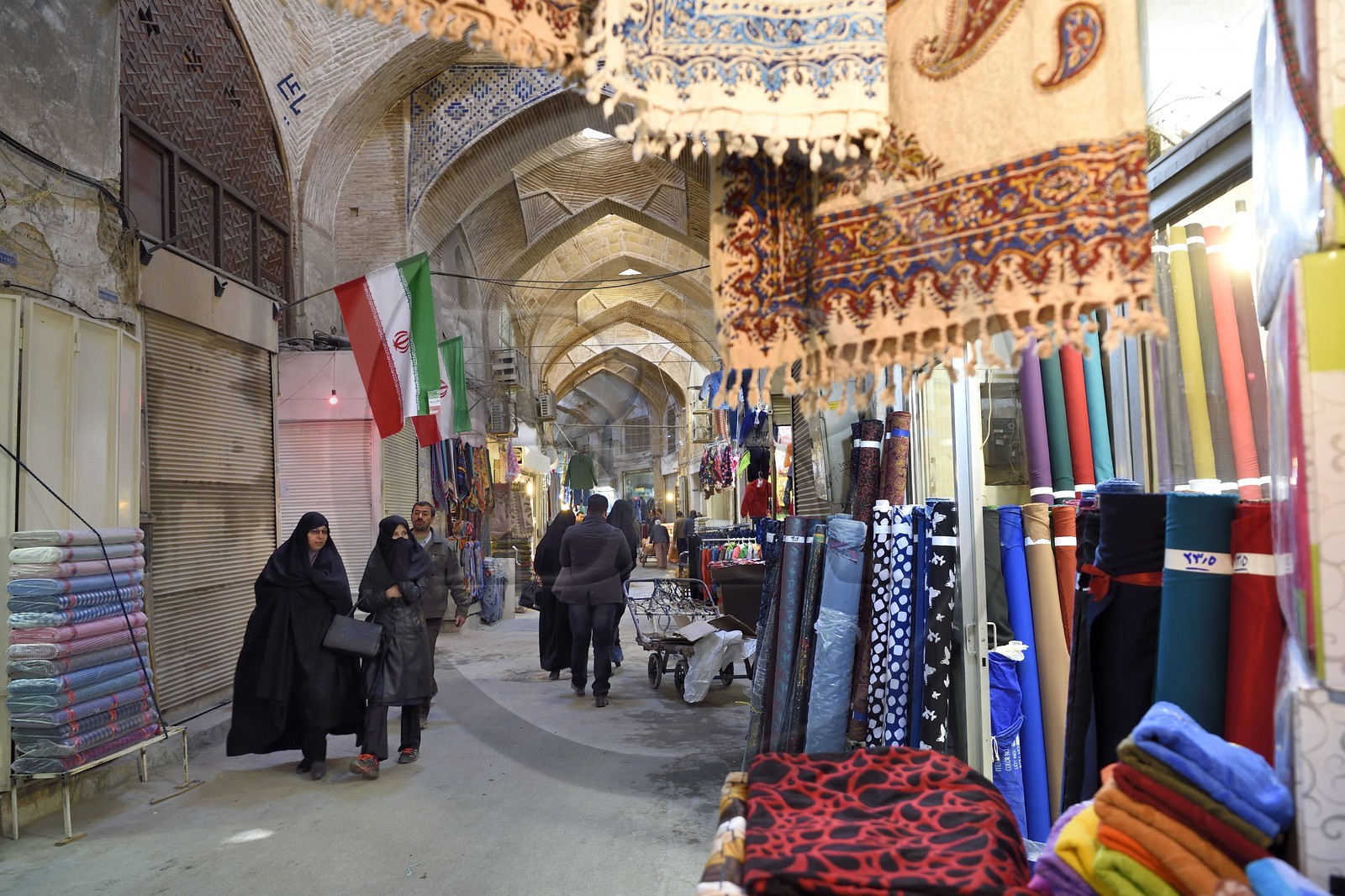 Iran, province d'Ispahan, Ispahan, Bazar-e Bozorg (Grand Bazar), immense bazar couvert qui remonte à près de 1300 ans, magasin de tissus