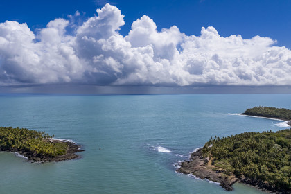 France, Guyane, Kourou, Iles du Salut, l'Ile du Diable à gauche et l'Ile Royale à droite, arrivée d'une tempête en arrière plan