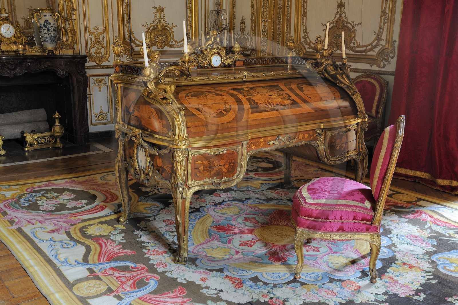 France, Yvelines (78), château de Versailles, classé Patrimoine Mondial de l'UNESCO, appartement privé du Roi, cabinet intérieur du Roi et le bureau à cylindre, chef d'oeuvre d'Oeben et Riesener