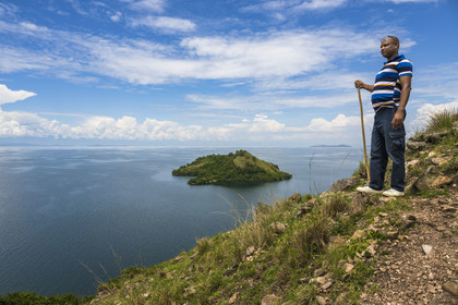 Rwanda, Province de l’Ouest, Karongi (anciennement nommée Kibuye), lac Kivu, randonnée au sommet de l'Ile Napoléon (ou Tembabagoyi)pour une vue générale sur le lac et la République démocratique du Congo en arrière plan