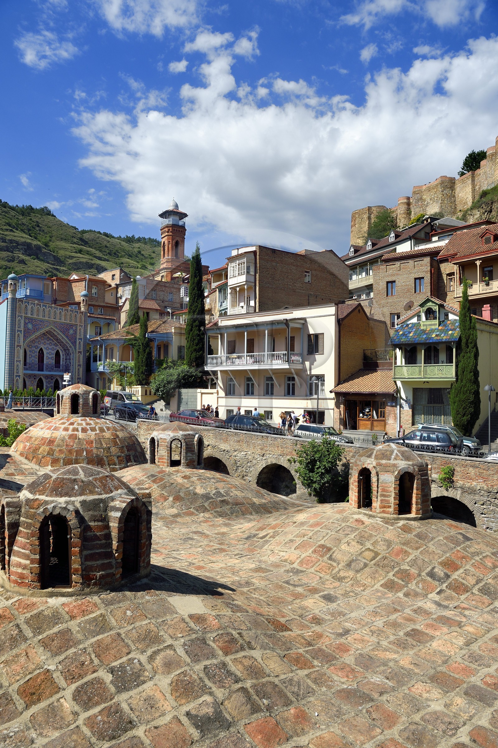 Géorgie, Tbilissi, vieille ville, quartier thermal de Abanotoubani avec les toits des bains sulfureux publiques, les Bains Orbeliani à la façade carrelée bleue, le minaret de la mosquée et la forteresse de Narikala (IVème siècle) en arrière plan Géorgie, Tbilissi, vieille ville, quartier thermal de Abanotoubani avec les toits des bains sulfureux publiques, les Bains Orbeliani à la façade carrelée bleue, le minaret de la mosquée et la forteresse de Narikala (IVème siècle) en arrière plan