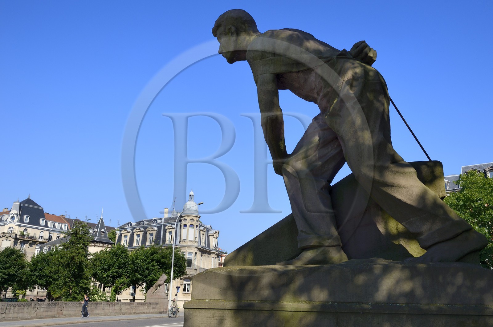 France, Bas-Rhin (67), Strasbourg, quartier de la Neustadt datant de la periode allemande, le pont Kennedy aussi appelé pont des 4 géants, le haleur tire l’embarcation chargée en gravier