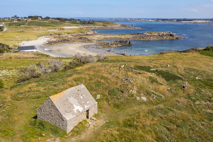 France, Finistère (29), Iles du Ponant, Ile de Batz, ancienne maison des douaniers qui fut le repaire du corsaire Balidar et la plage de Porz Reter à marée basse en arrière plan (vue aérienne)