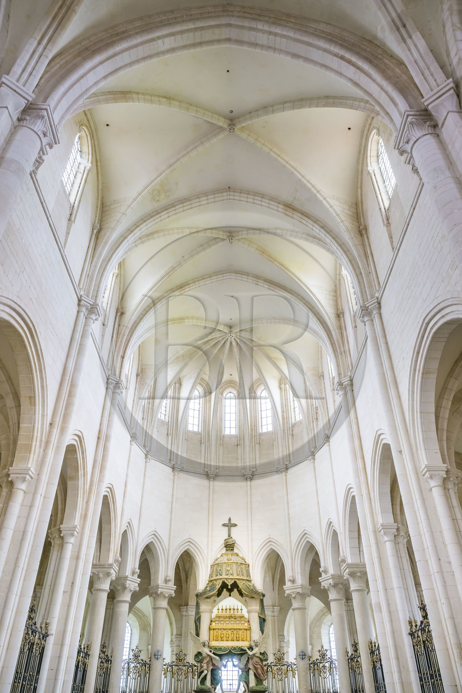 France, Yonne (89), vallée du Serein, Pontigny, l'abbaye cistercienne de Pontigny, la châsse de Saint Edme dans le choeur