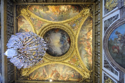 France, Yvelines (78), château de Versailles, classé Patrimoine Mondial de l'UNESCO, plafond du salon de la Guerre au bout de la Galerie des Glaces