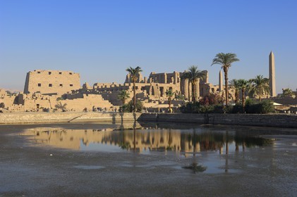 Egypte, Haute Egypte, vallée du Nil, Louxor, Karnak, classé Patrimoine Mondial de l'UNESCO, le lac sacré et les obélisques de Thoutmosis I et Hatchepsout