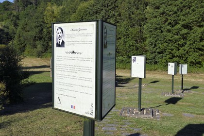 France, Meuse (55), Parc régional de Lorraine, Cotes de Meuse, le Jardin Littéraire de Saint-Remy-la-Calonne, 16 panneaux en 3 langues (Français, Allemand et Anglais) évoquant au travers d'extraits de leurs textes le vécu et les réflexions d'écrivains combattants emblématiques de la Grande Guerre