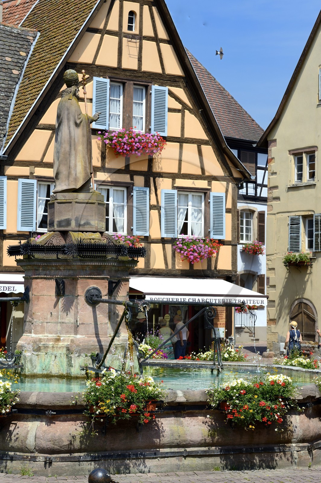 France, Haut-Rhin (68), Eguisheim, labellisé Les Plus Beaux Villages de France, place du Chateau, la fontaine surmontée d'une statue du Pape Leon IX natif du village