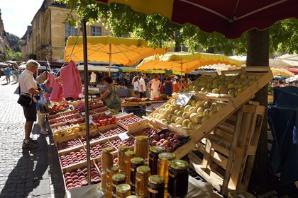 France, Dordogne, Perigord Noir, Dordogne valley, Sarlat la Caneda, market day on Place de la Liberté (Liberty square)