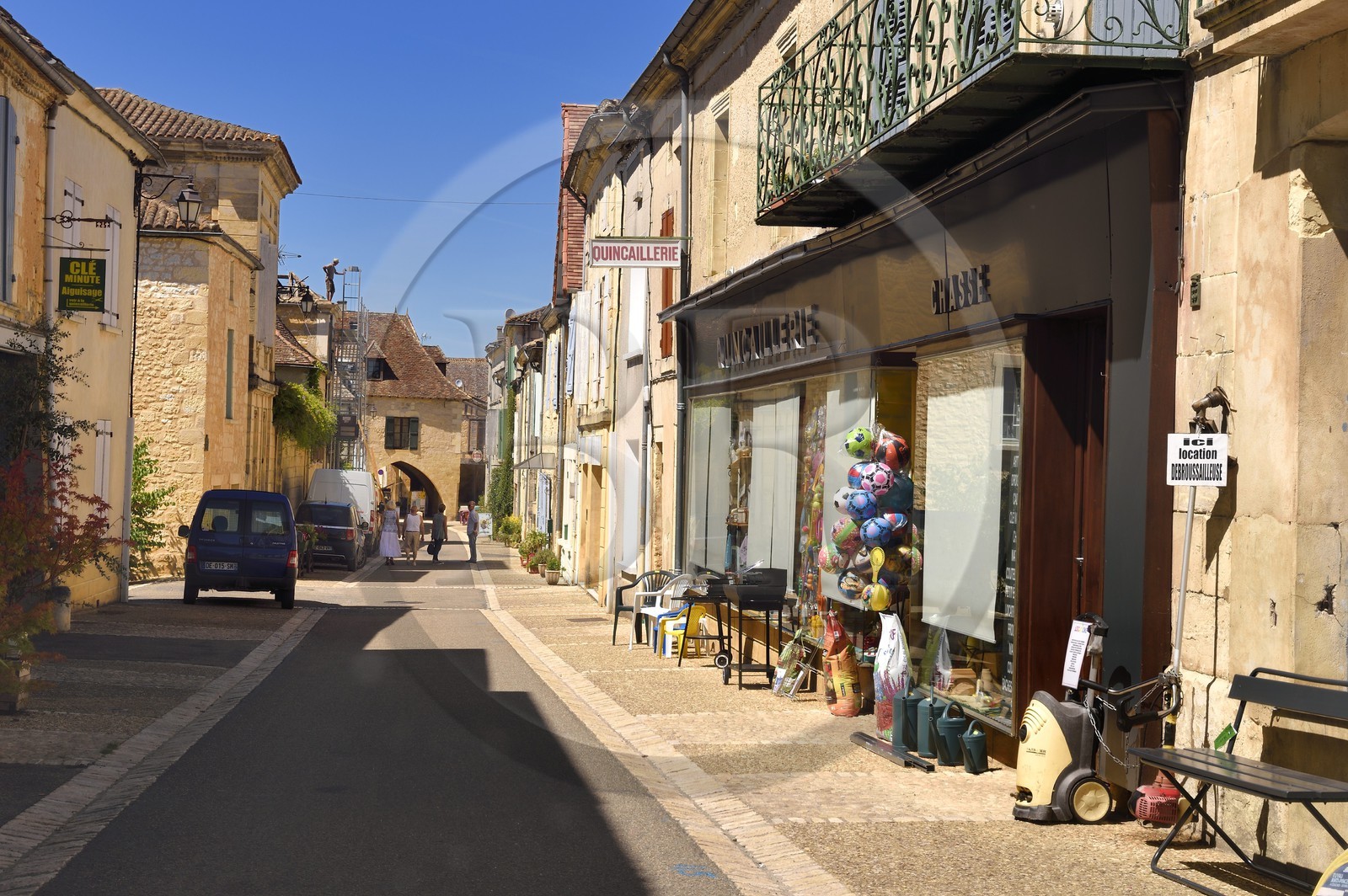 France, Dordogne (24), Périgord Pourpre, Beaumont-du-Périgord, Quincaillerie Bariat et Fils rue Foussal