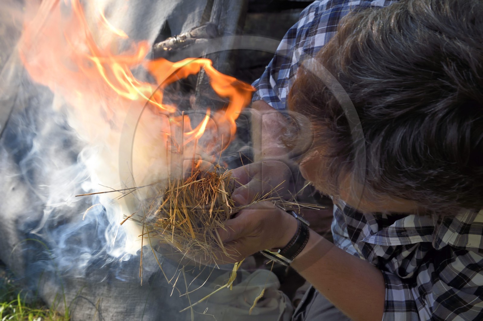 France, Dordogne (24), vallée de la Vézère, Sergeac, Site préhistorique de Castel Merle, allumage d'un feu avec des silex sur de l'amadou