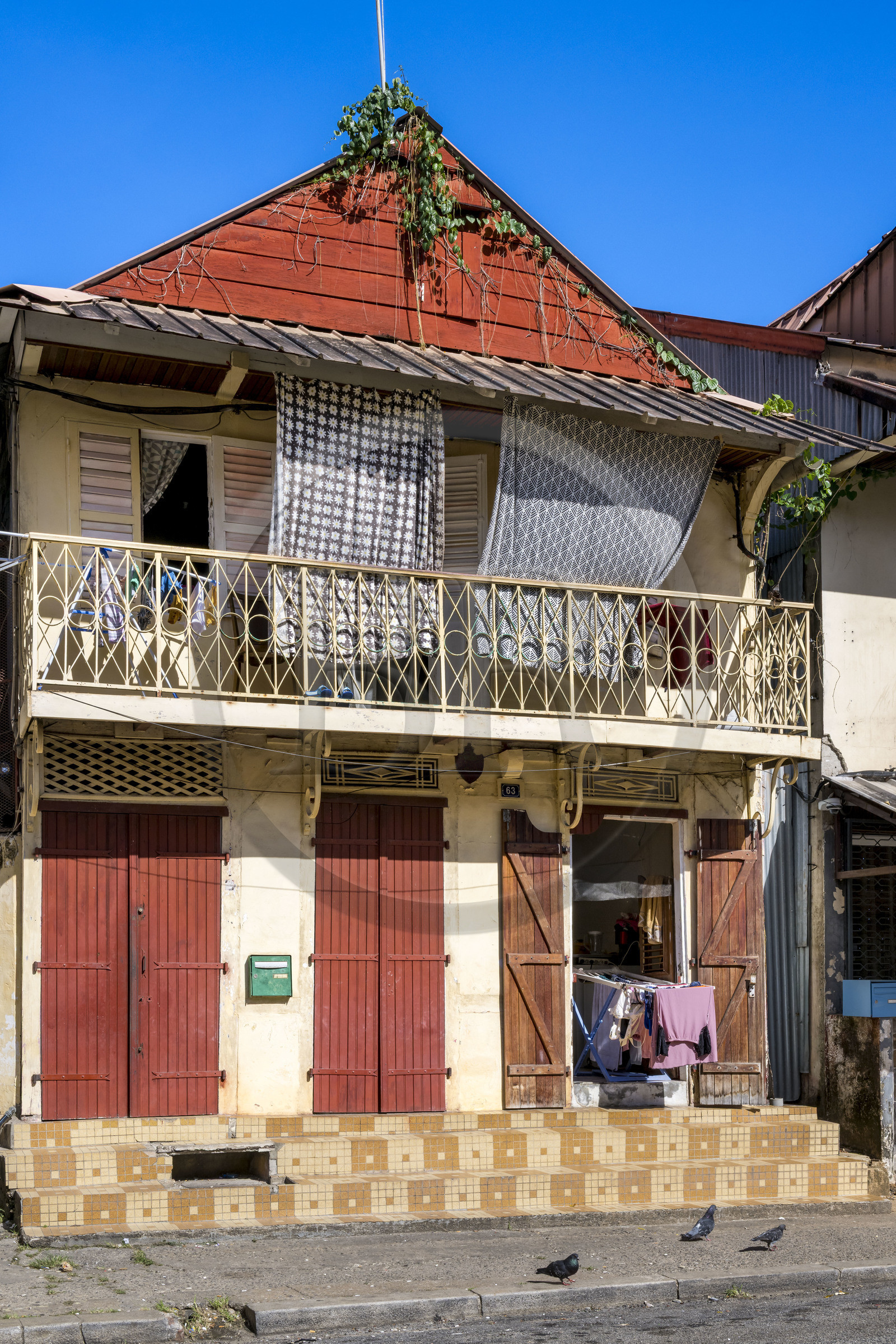 France, Guyane, Cayenne, rue J. Catayée dans la vieille ville, maison créole traditionnelle
