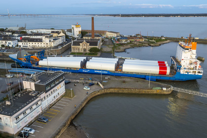 France, Loire-Atlantique (44), Saint-Nazaire, le General Cargo Rotra Mare transporte des sections des mats d'éoliennes et entre dans le bassin à flot du port (en arrière plan) par  l'écluse sud, qui est aussi le lieu de l’Opération Chariot lancée en 1942 par les Britanniques (vue aérienne)