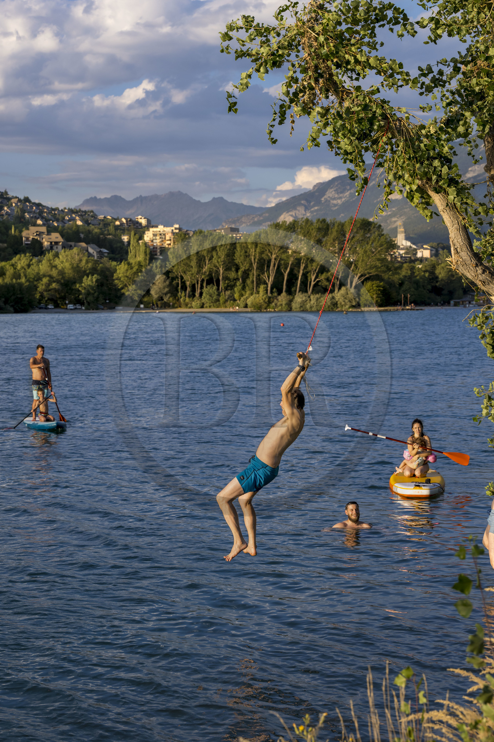 France, Hautes Alpes (05), Embrun, la base de loisirs sur le plan d'eau d'Embrun isolé du lac de Serre Ponçon par une digue promenade