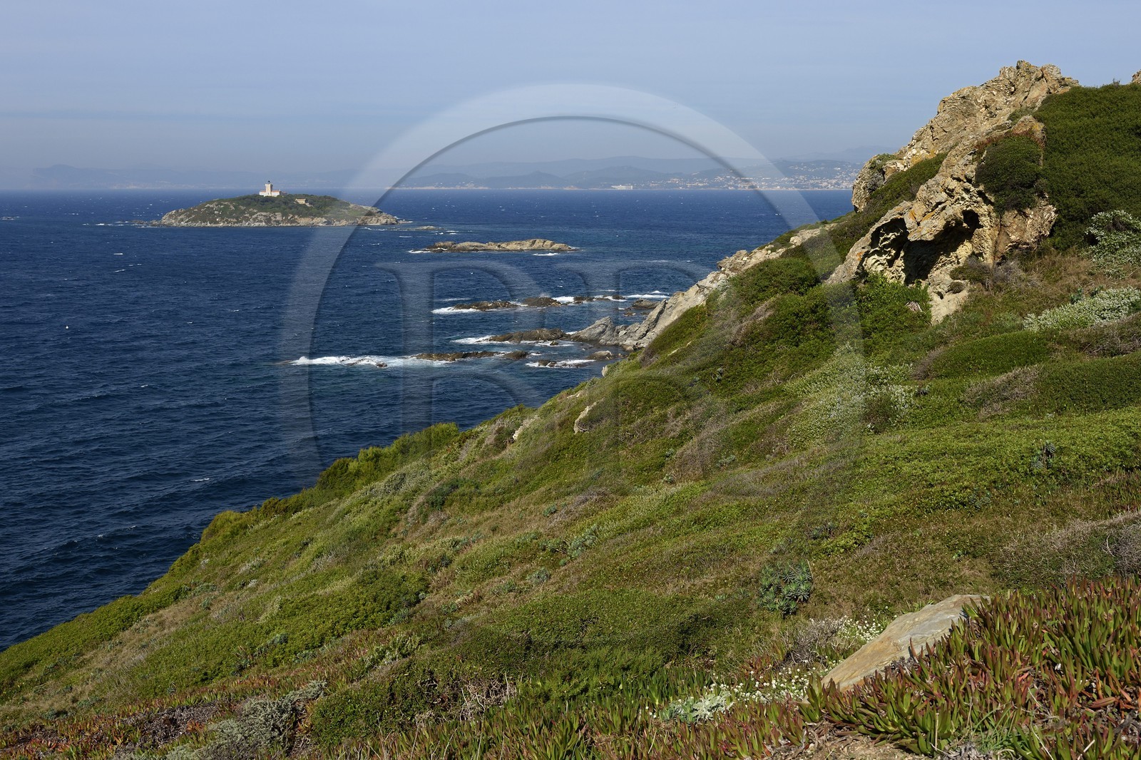 France, Var (83), Ile des Embiez, la Pointe du Coucoussa, en arrière plan l'Ile du Grand Rouveau et le continent